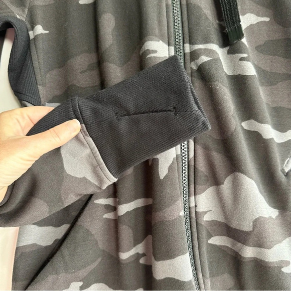 Athleta Black & Gray Camo Triumph Hoodie Zip Up Jacket Size Small Camouflage - Picture 6 of 12